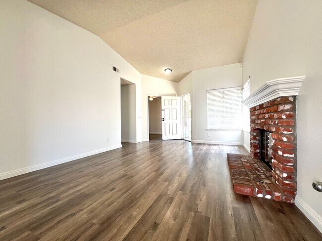 Building Photo - Charming Single story 3bed /2 bath newly renovated home