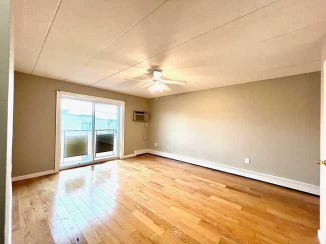 Building Photo - 4 Hawes St