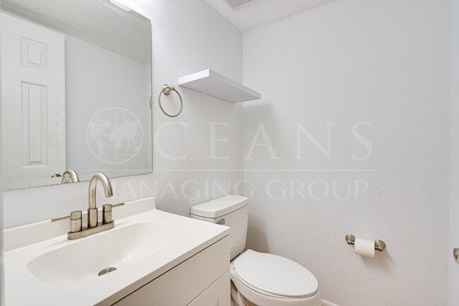 Building Photo - Beautiful Two-Story Townhome in Ormond Beach