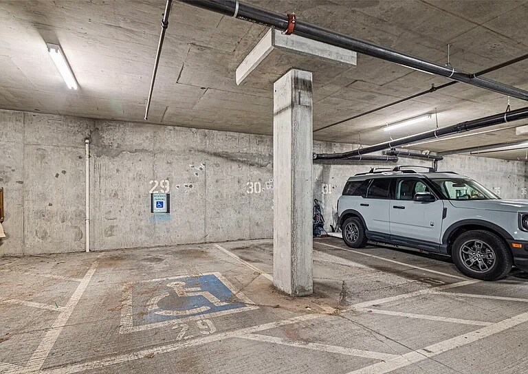 Building Photo - 600 N 85th St