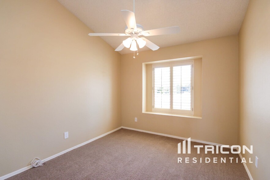 Building Photo - 1519 E Sequoia Dr