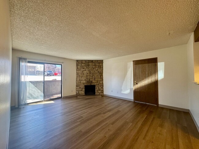 Building Photo - Lovely 1 Bedroom, 1 Bathroom Lakewood Condo! Community POOL!!!