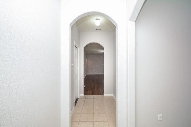 Building Photo - 30915 W Lost Creek Blvd