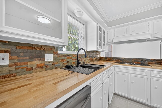 Building Photo - 13903 Chevy Chase Dr