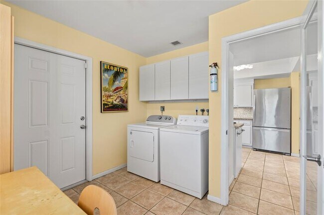 Building Photo - 2100 NE 57th St