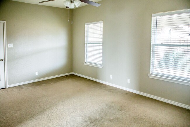 Building Photo - For Lease – $2,100/month | $2,250 Security...