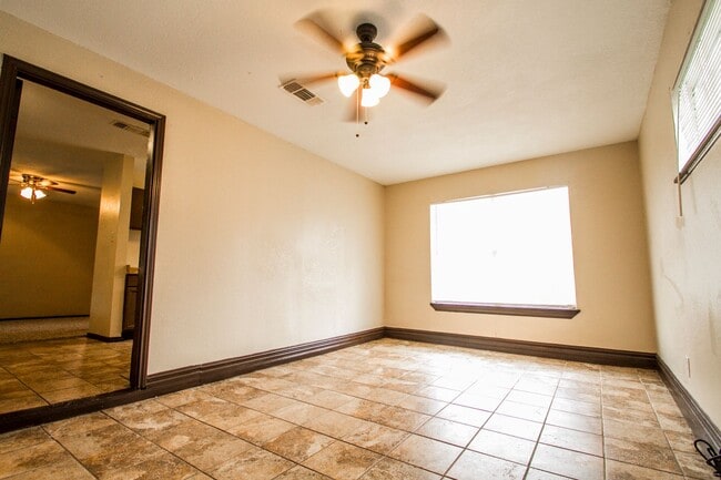 Building Photo - Your Family Home Near Dowtown