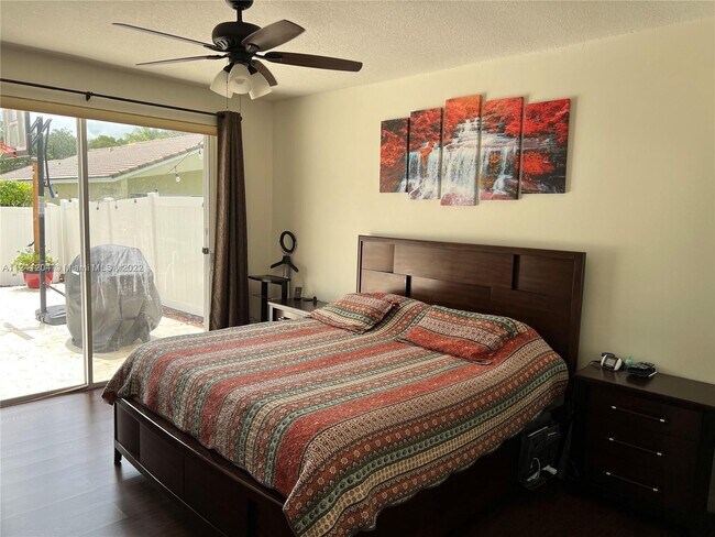 Building Photo - 803 SW 118th Ave