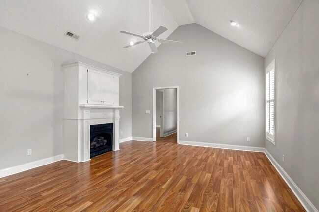 Building Photo - 3225 Mayflower Ln