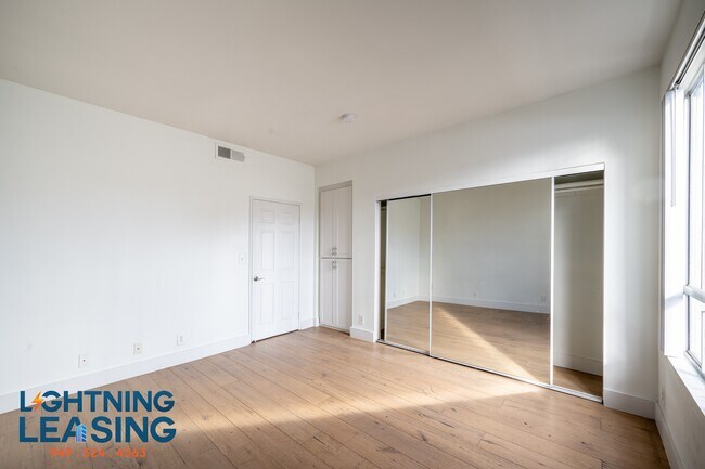 Building Photo - 886 Palm Ave