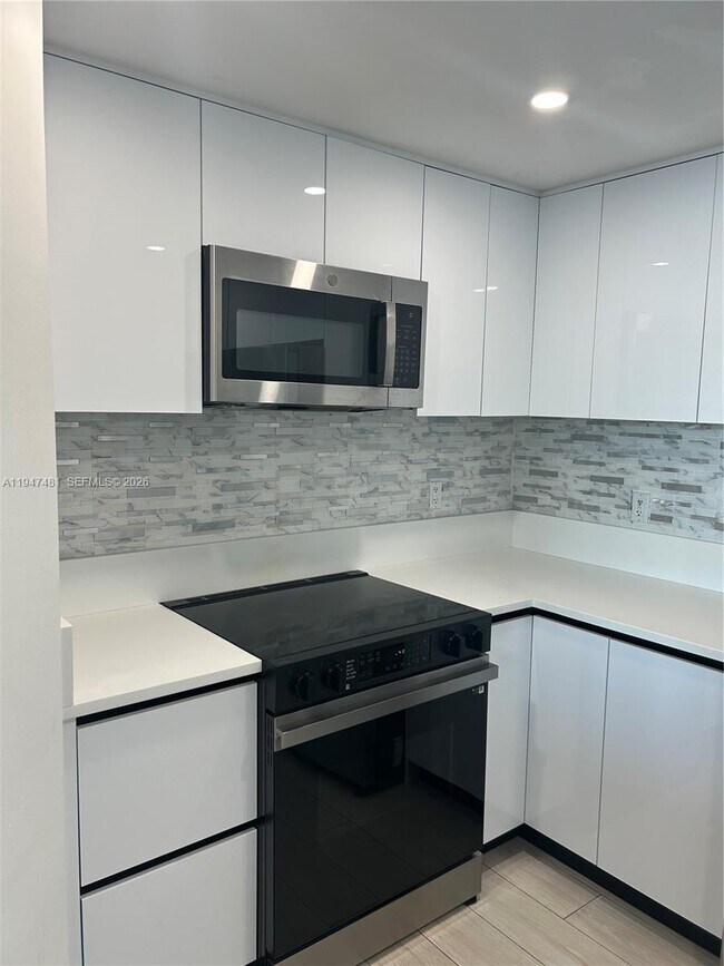 Building Photo - 7910 Harbor Island Dr