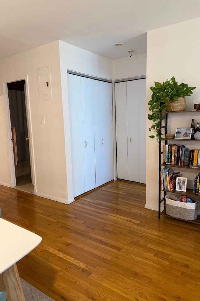 Building Photo - 414 W 54th St