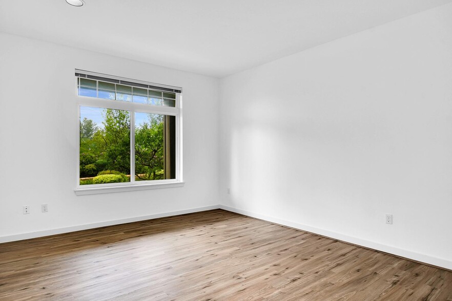 Building Photo - 3500 E Lake Sammamish Pky SE