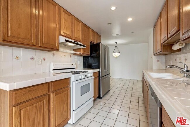 Building Photo - 1201 S Roxbury Dr