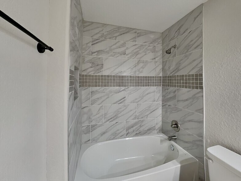 Building Photo - 27 Pine Cir