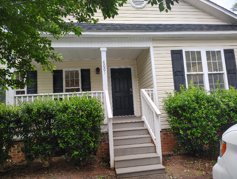 Primary Photo - 6001 Mullens Dr