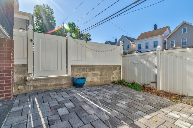Building Photo - 232 Pearsall Ave