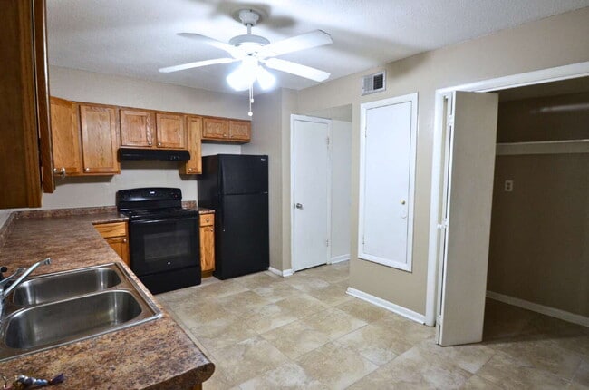 Building Photo - MOVE-IN SPECIAL: $300 OFF FIRST MONTH'S RENT!!