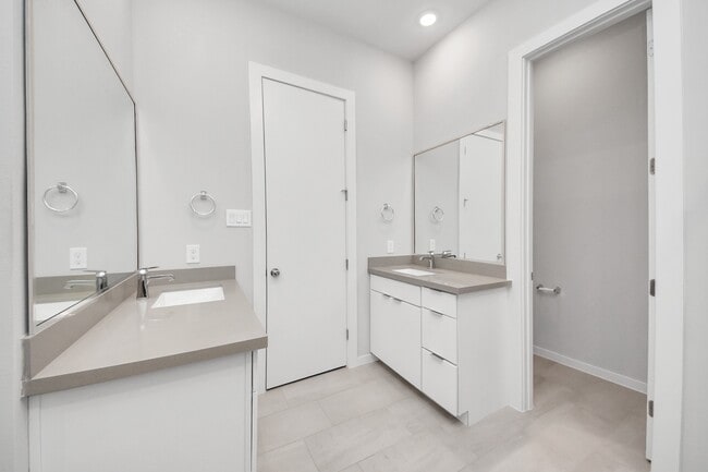 Building Photo - 608 Thornton Rd