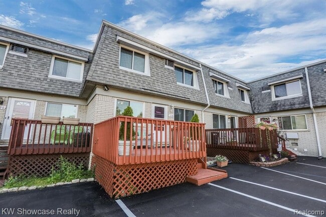 Building Photo - 2 Bed townhouse with Gas and water included!