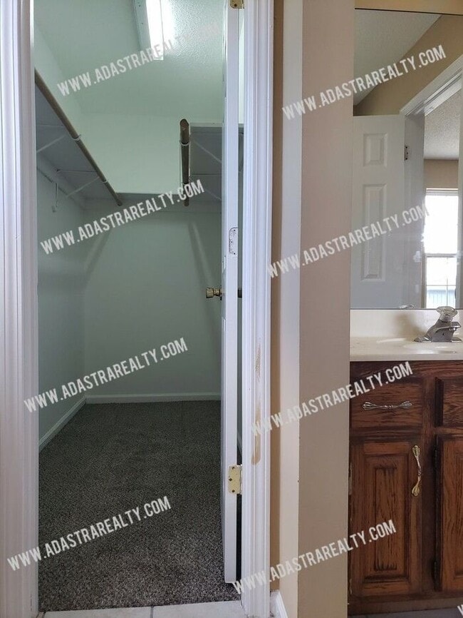 Building Photo - Spacious and Modern Duplex in North Olathe-Available NOW!!