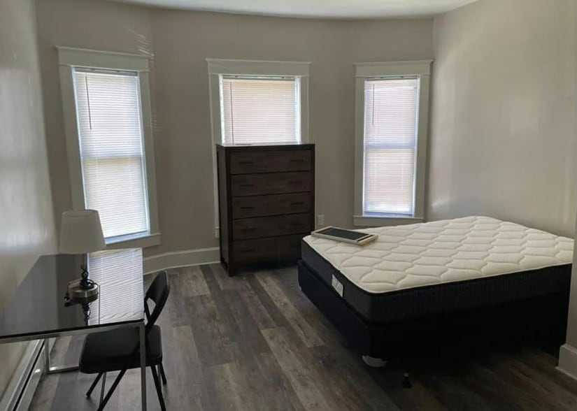 Building Photo - 35 Oak St