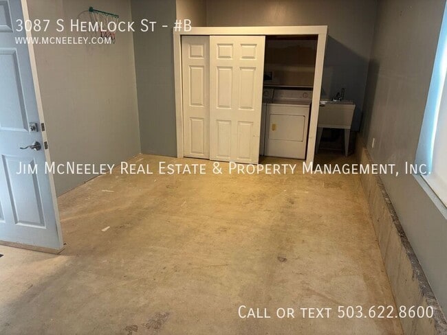 Building Photo - 3087 S Hemlock St