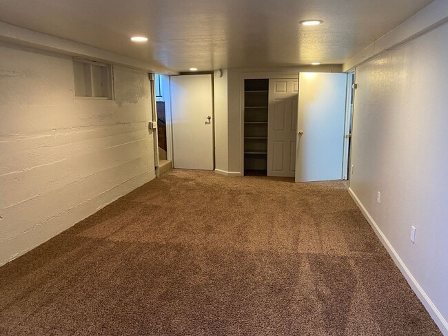 Building Photo - Large 3bd 2 ba home with a great country feel.