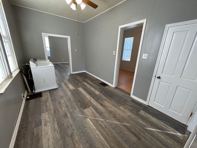 Building Photo - Nice-sized 3-bedroom 1-bath home with a la...