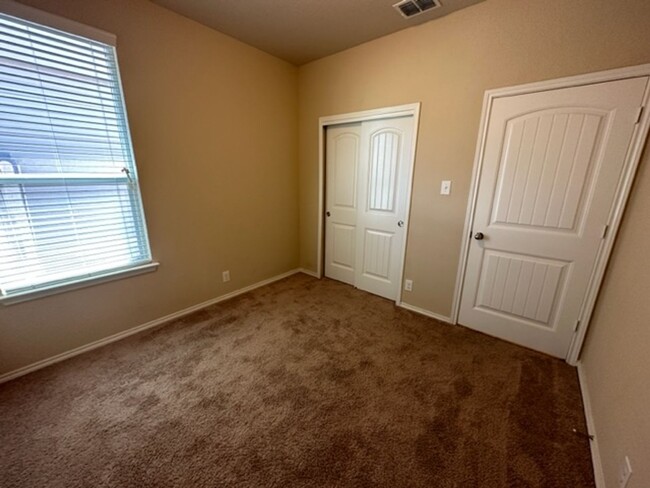 Building Photo - Super Nice Move In Ready 4 Bedroom One Sto...