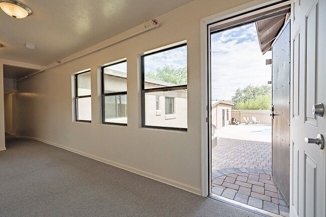 Building Photo - 928 E 6th St