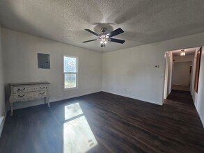 Building Photo - 2 Bed 1 Bath Home in Shawnee