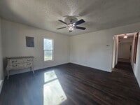 Building Photo - 2 Bed 1 Bath Home in Shawnee
