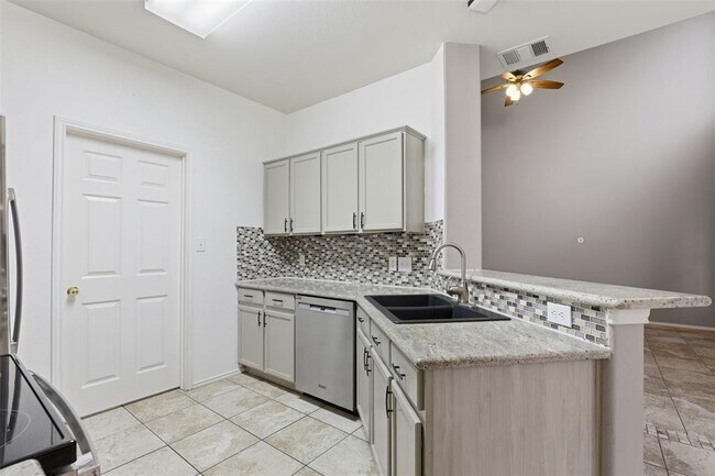 Building Photo - 2632 Century Park Blvd