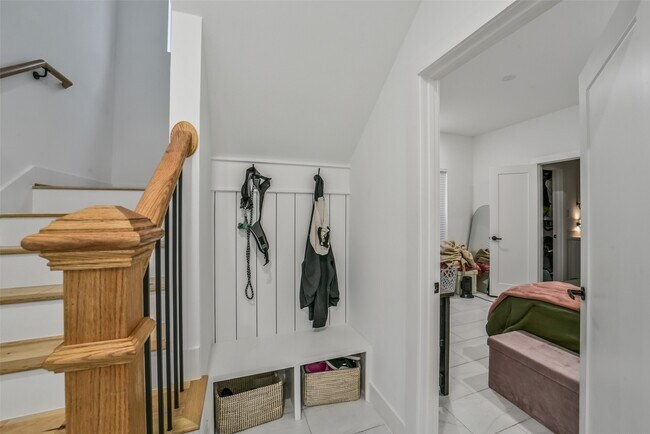 Building Photo - 718 W Donovan St