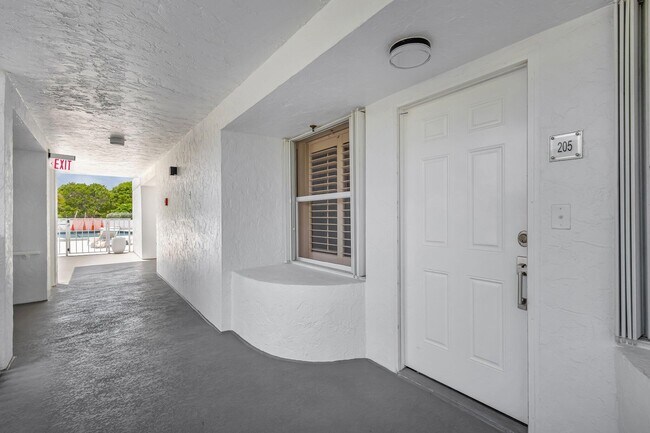 Building Photo - 3901 S Flagler Dr