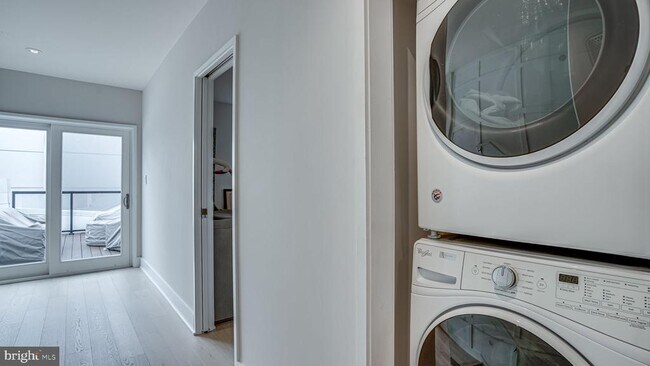 Building Photo - 2003 1st St NW