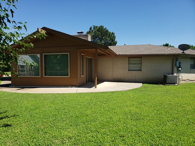 Building Photo - 301 S Ranchwood Manor Dr