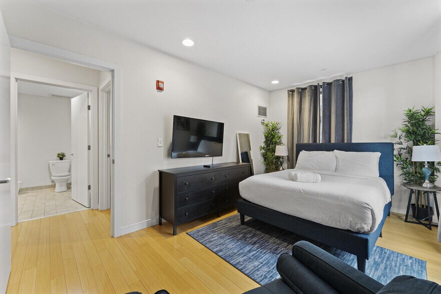 Building Photo - 601 Albany St