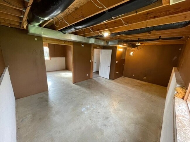 Building Photo - Large Home in Shelbyville For Rent