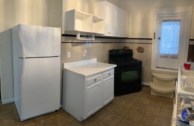 cabinets - 890 Lancaster St