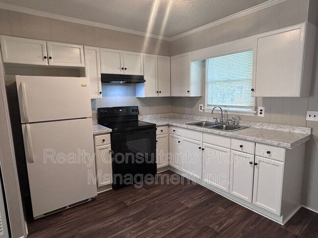 Building Photo - 115 Cox Ave