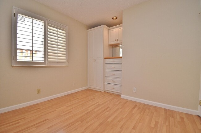 Building Photo - $3,790 4 BEDROOM VERY NICE REMODELED CENTR...