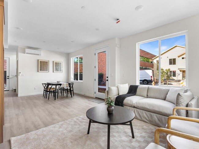 Building Photo - *1 MONTH FREE RENT* A 2bd/2bath Modern Tow...