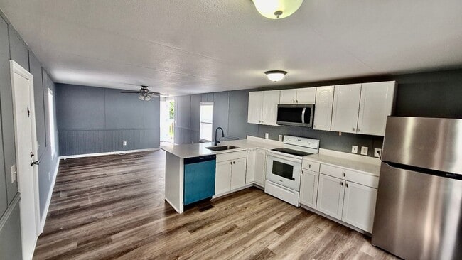 Building Photo - PCB Rental 2 BR / 1 BA - Convenient to it ...