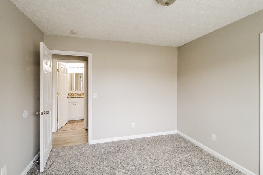 Building Photo - 6165 Leverett Dr