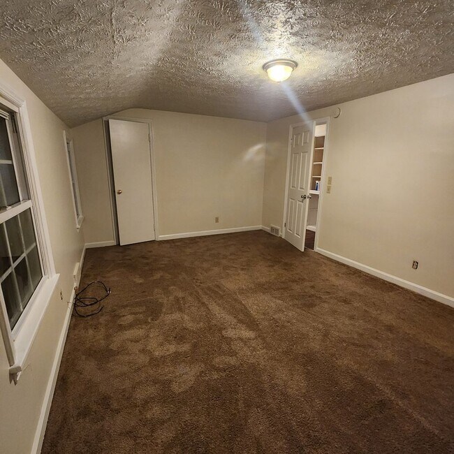 Building Photo - Spacious 3 Bedroom 1.5 Bath Single Family Home Available Soon