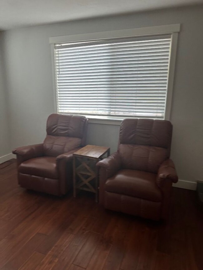 Building Photo - Available Now!  One level 3 Bedroom and 1....