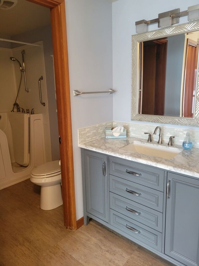Building Photo - 2BD Condo Located in Charming Neighborhood...