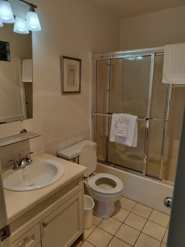 Building Photo - Immediate Move In special- Furnished/Pet friendly/ One bedroom Condo, short term lease of 30 days...